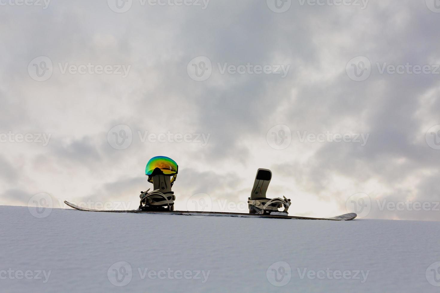 textura em pó e equipamentos para snowboard ao pôr do sol foto