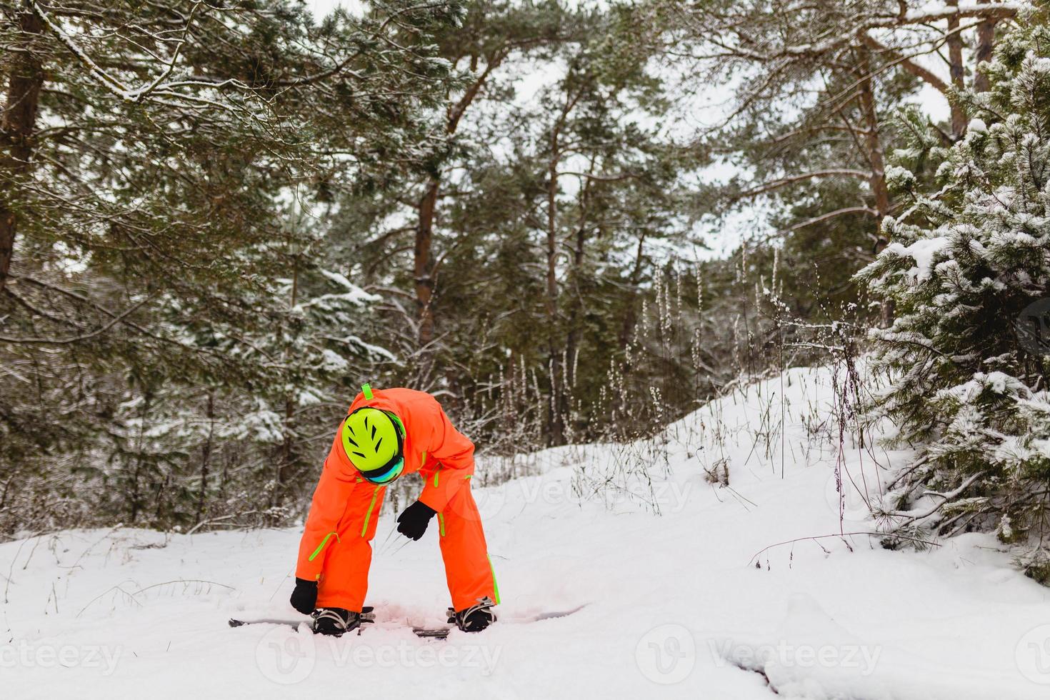 snowboarder verifica seu equipamento foto