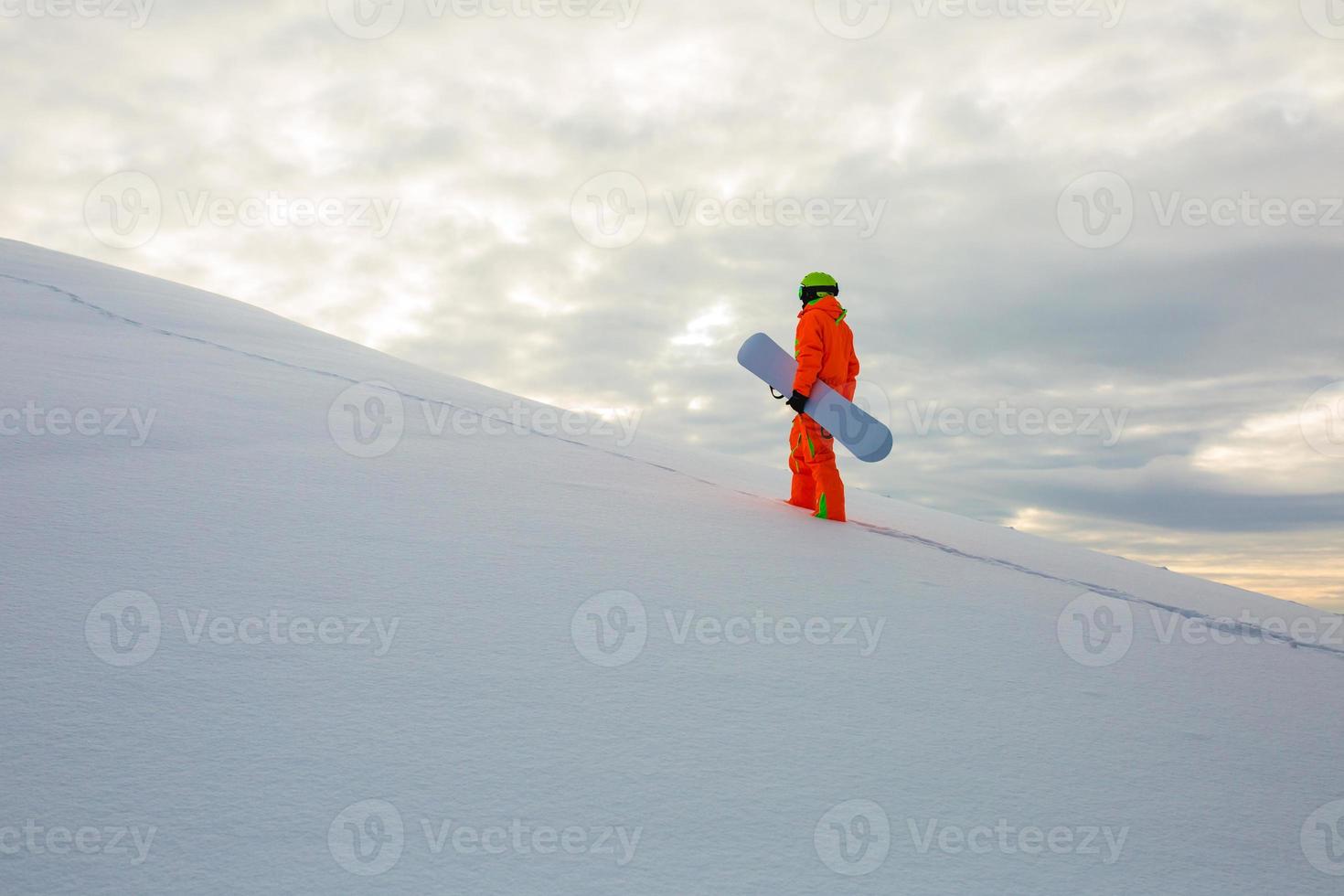 snowboarder escalando no topo de uma pista de esqui foto