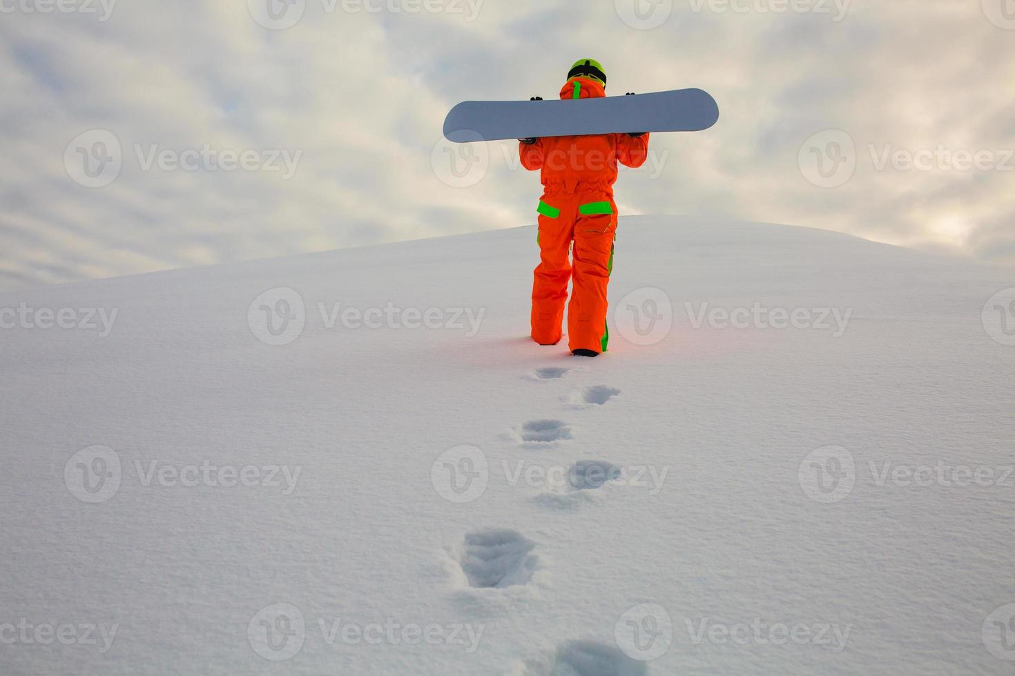 snowboarder escalando no topo de uma pista de esqui foto