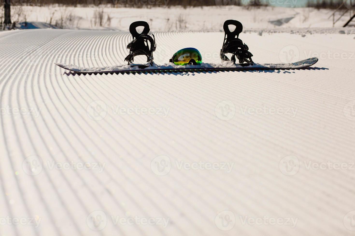 equipamentos para snowboard em uma nova neve bem cuidada foto