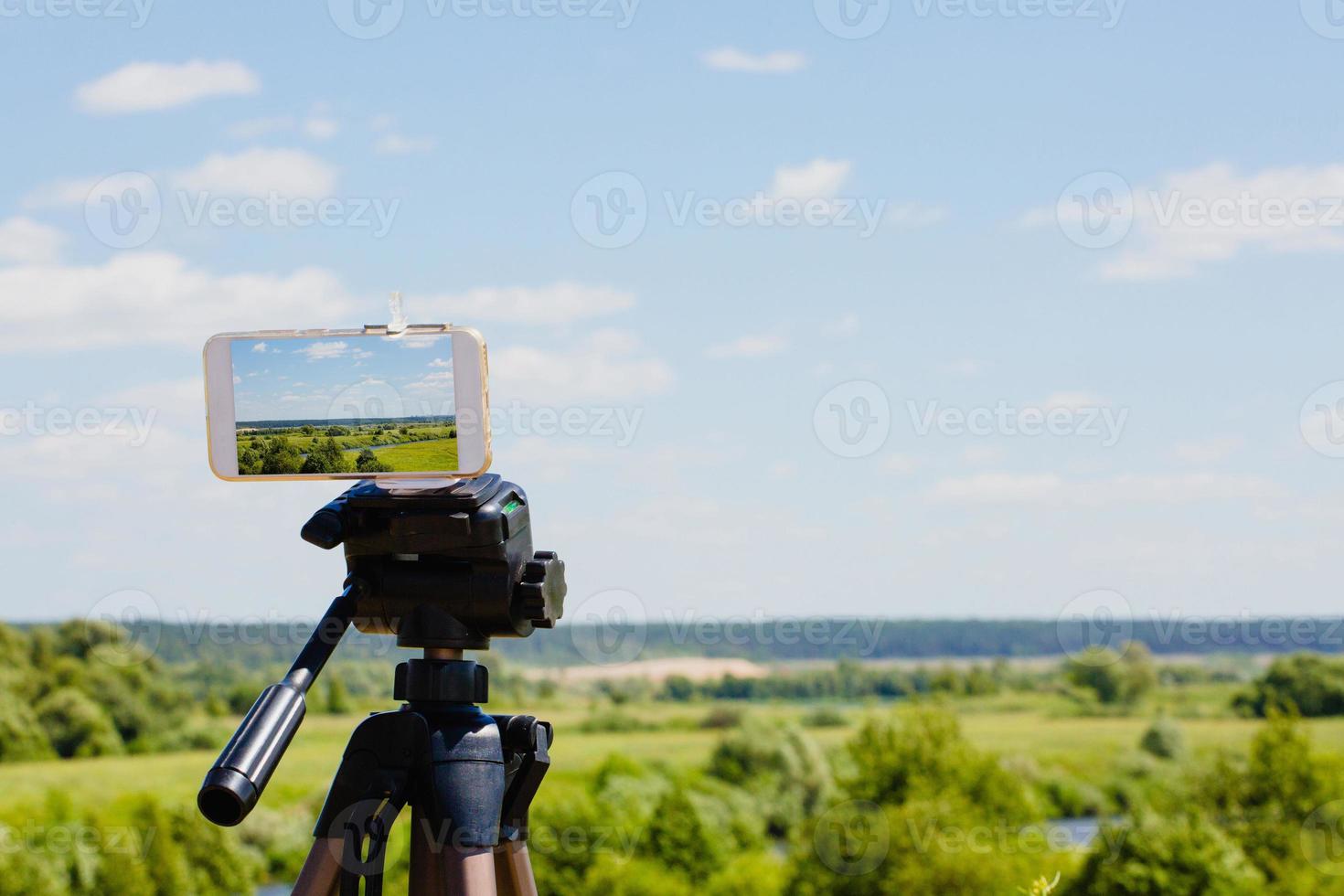 smartphone no tripé capturando paisagem de verão foto