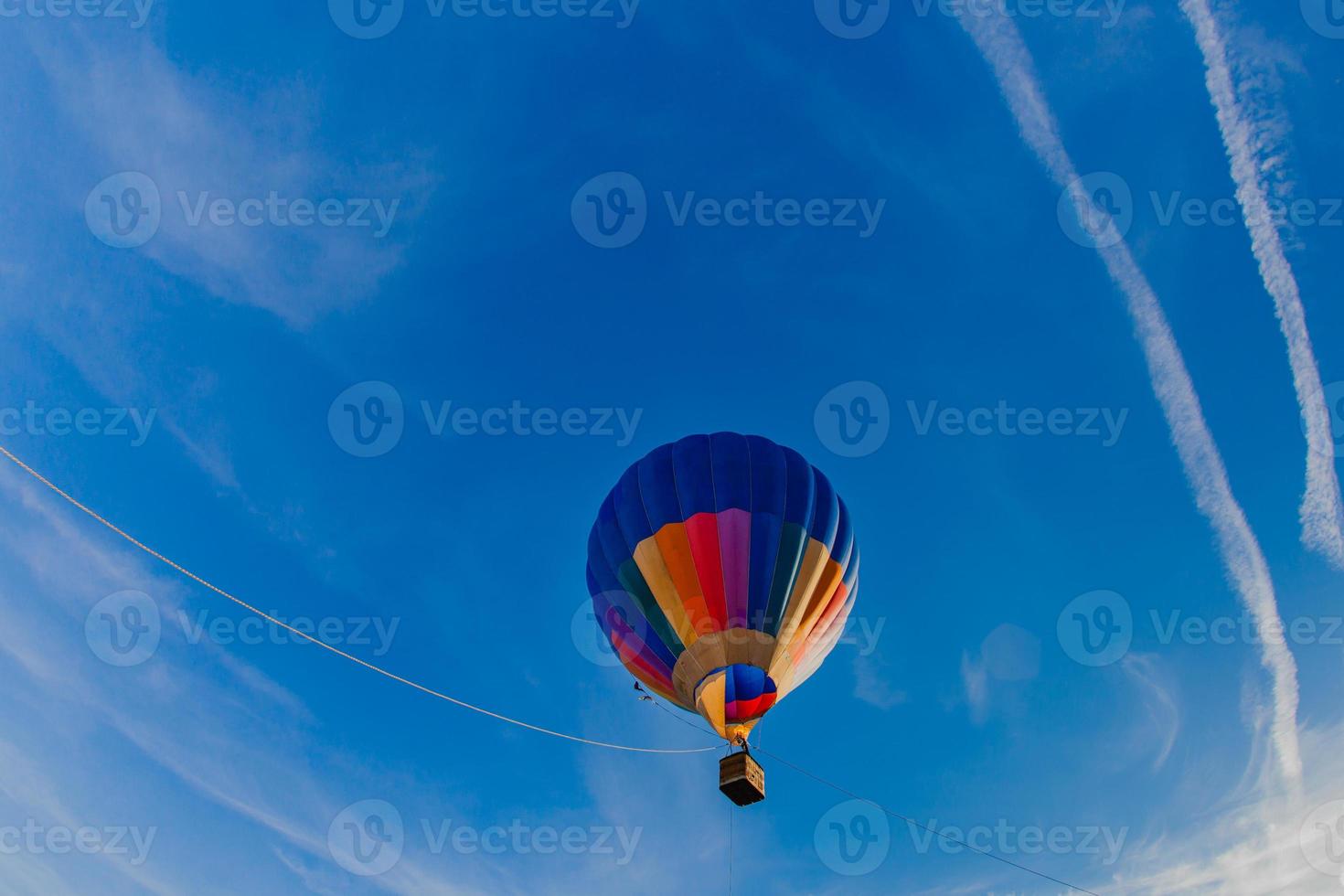 balão de ar quente colorido no céu azul foto