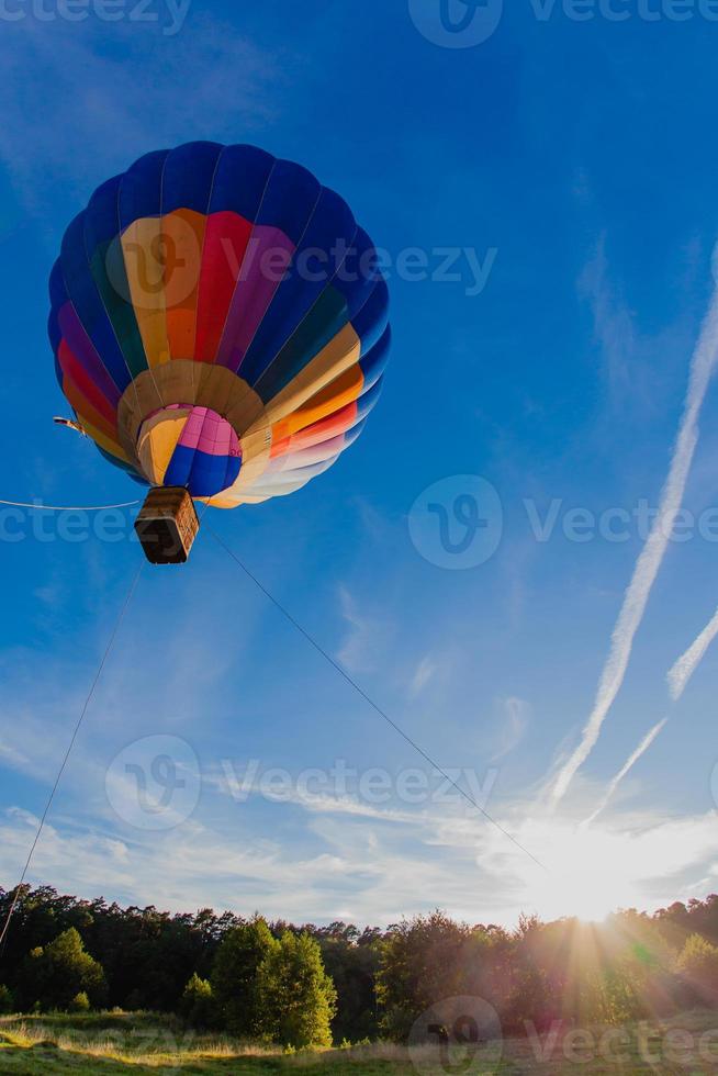 balão de ar quente colorido no céu azul foto