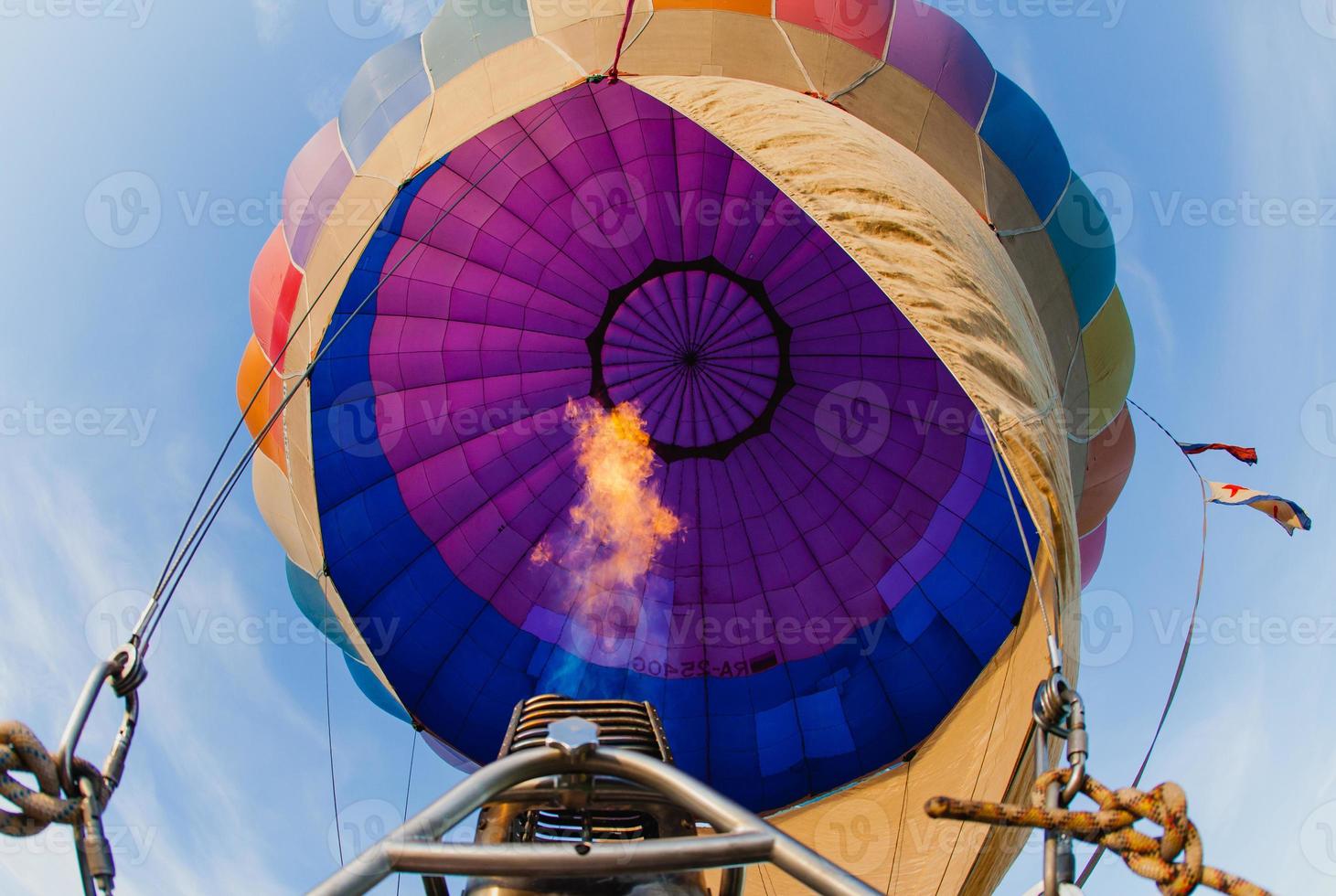 balão de ar quente colorido no céu azul foto