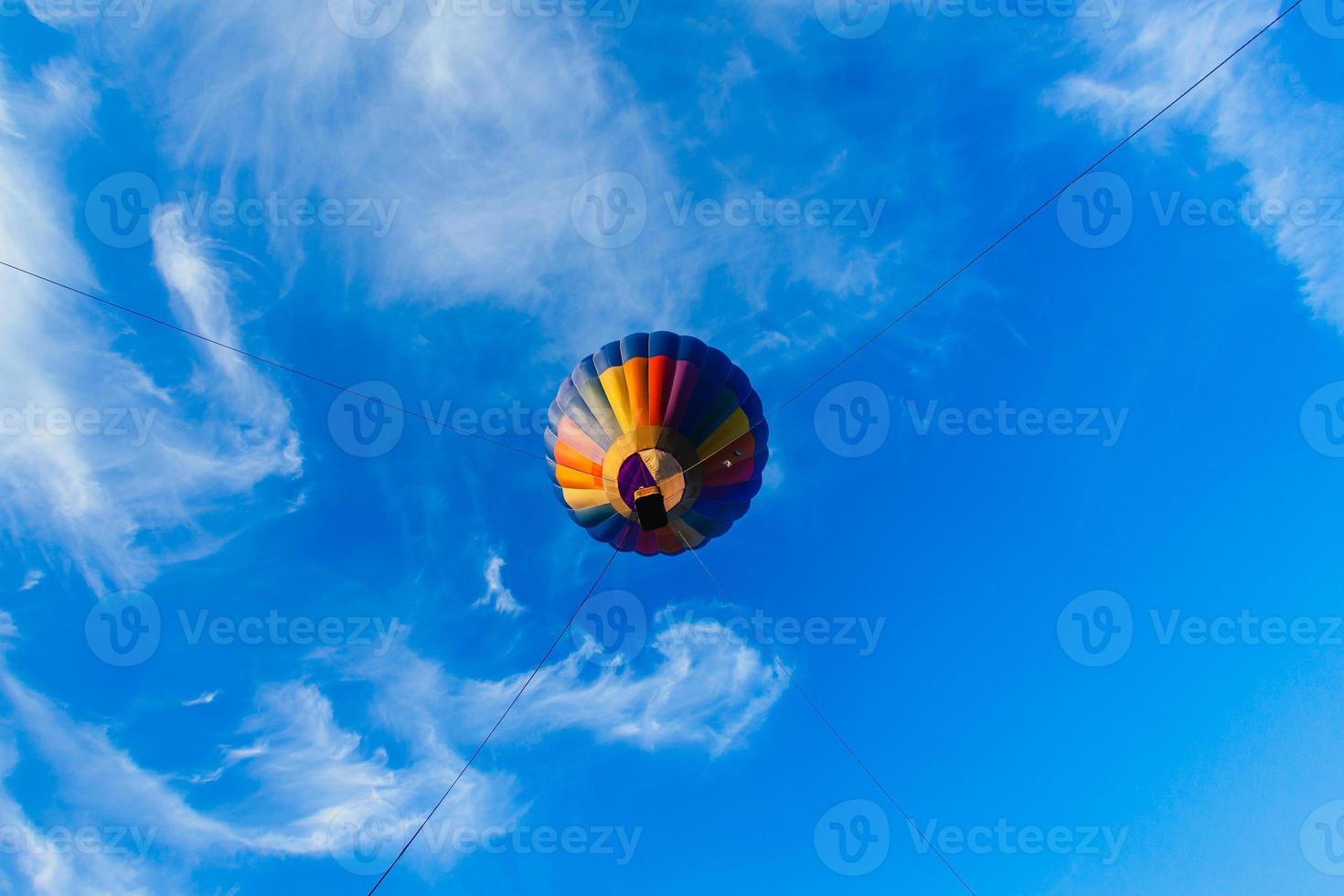 balão de ar quente colorido no céu azul foto