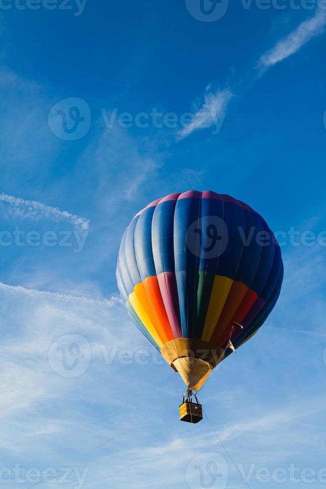 balão de ar quente colorido no céu azul foto