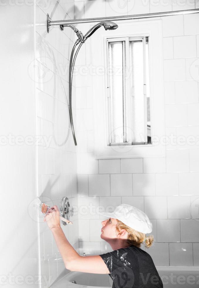 mulher pintando no banheiro foto