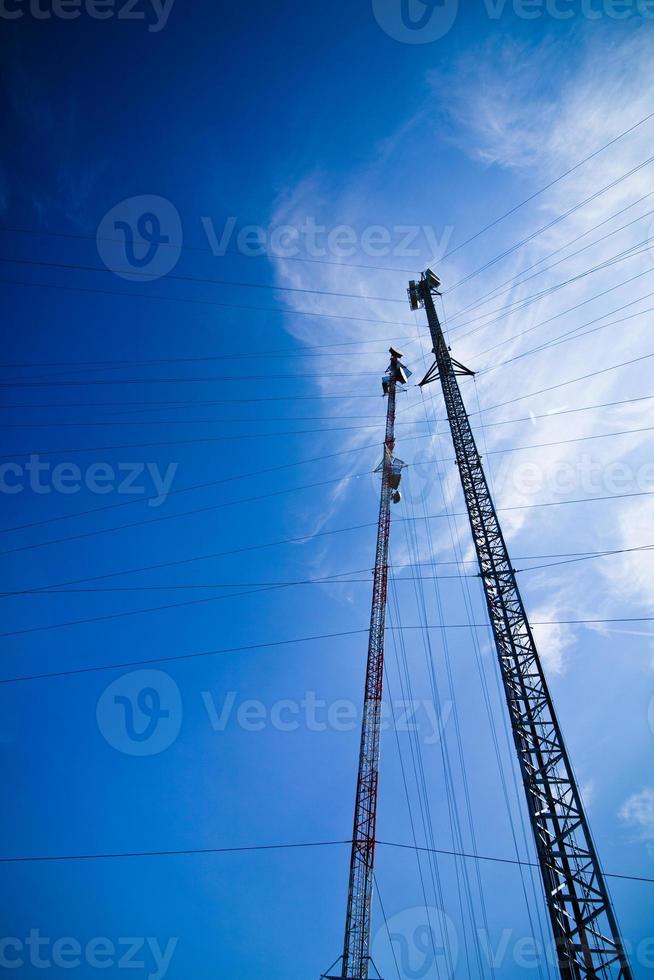 poste com fios elétricos foto