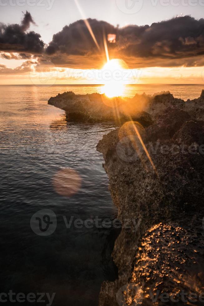grandes rochas vulcânicas nas luzes do pôr do sol na ilha de san andres, caraíbas. foto