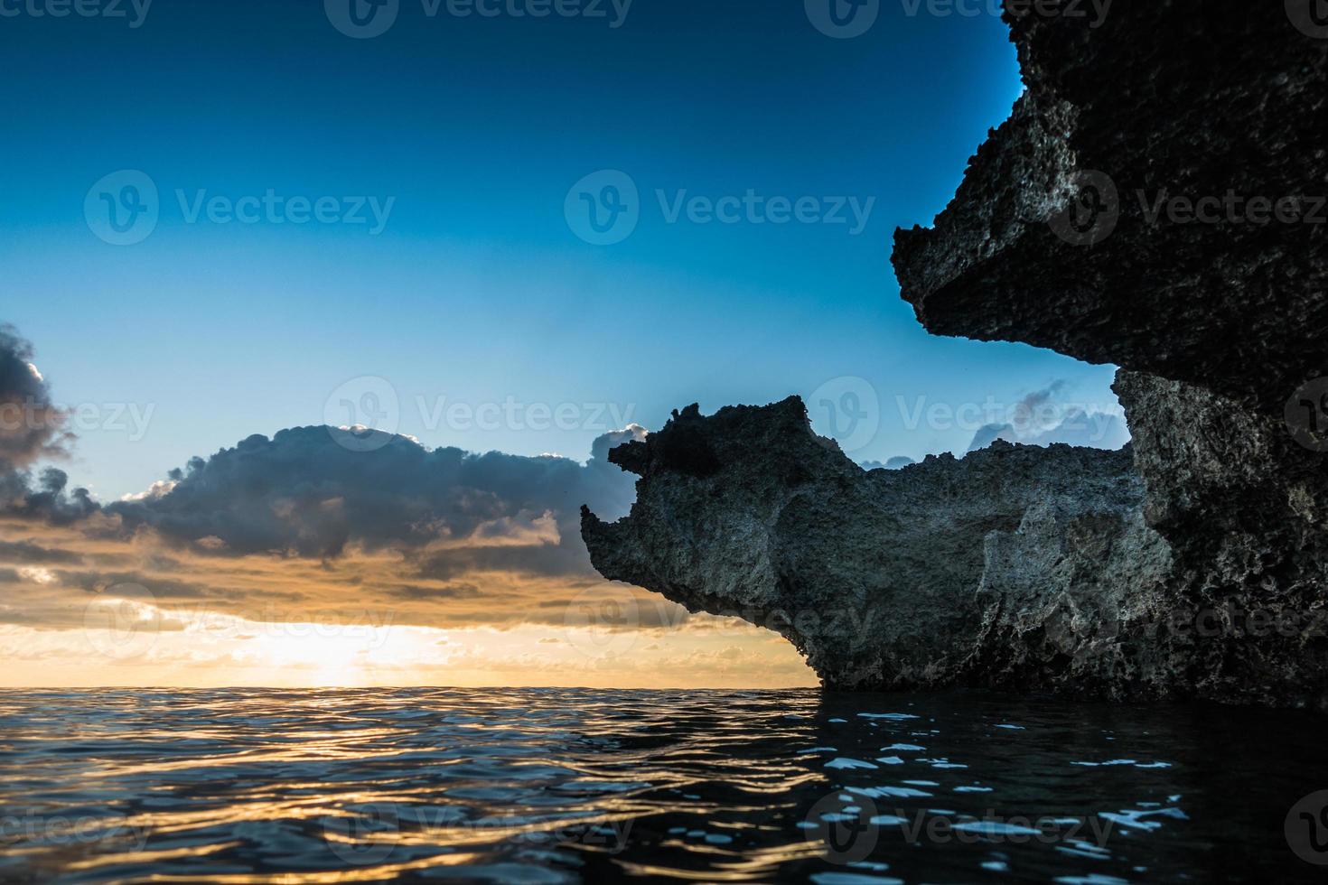 grandes rochas vulcânicas nas luzes do pôr do sol na ilha de san andres, caraíbas. foto