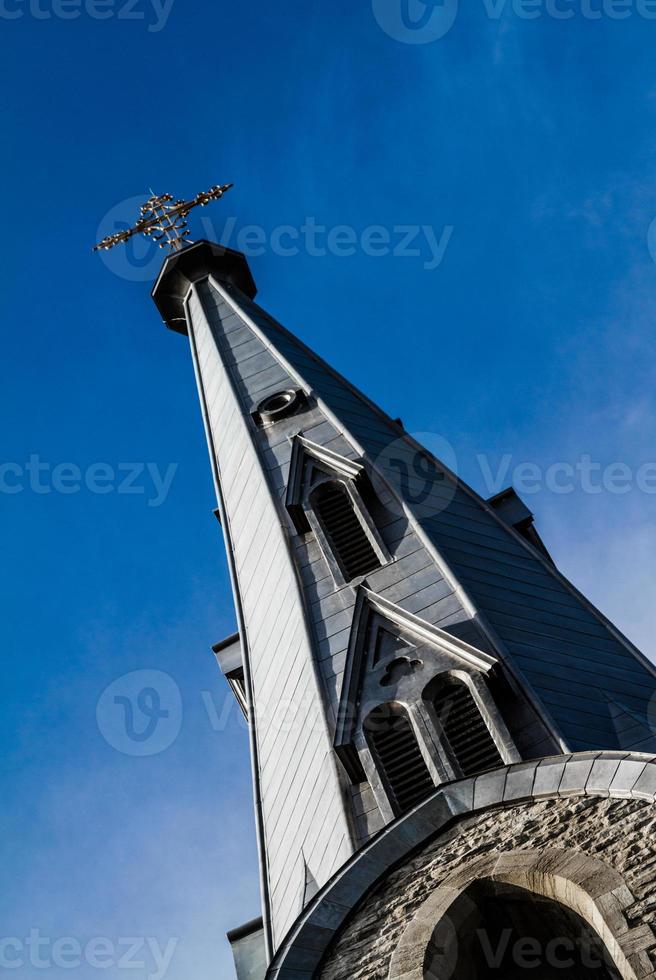 torre da igreja e céu foto