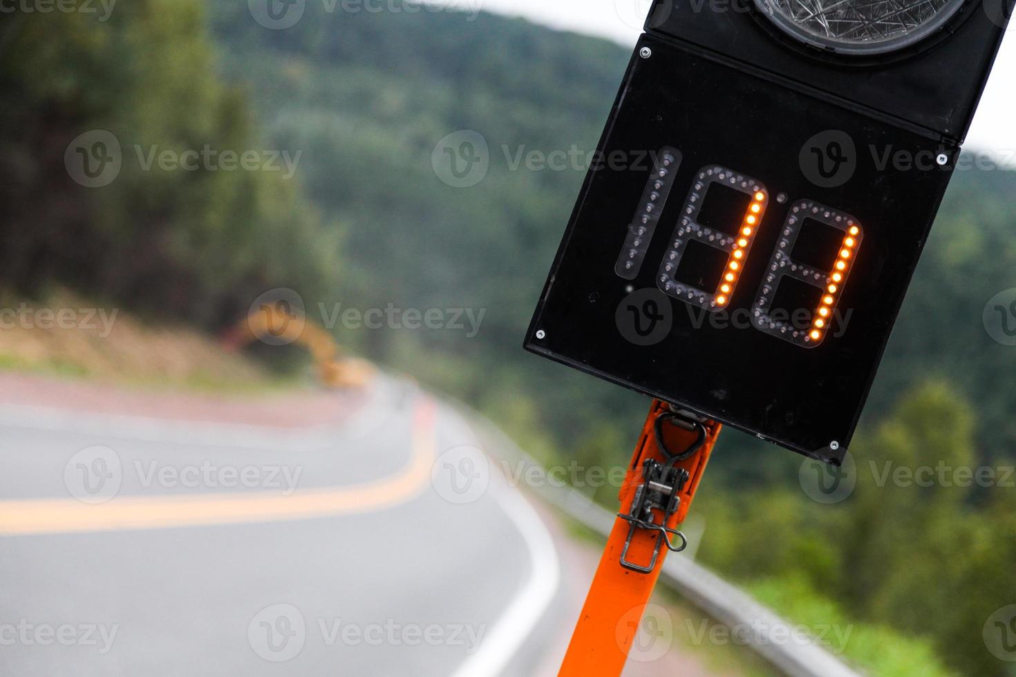 poste de luz vermelha em um canteiro de obras foto