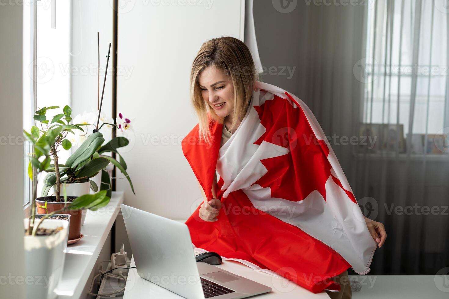 mulher mãos e bandeira do Canadá em computador, computador portátil teclado foto