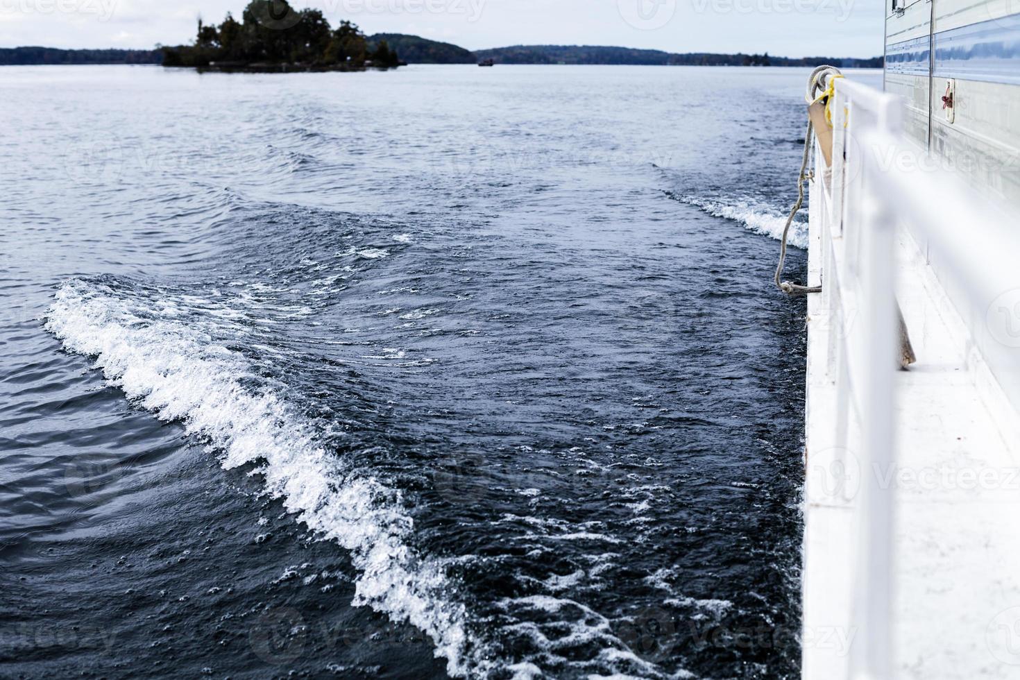 ondas de fundo criadas, mas um grande barco foto