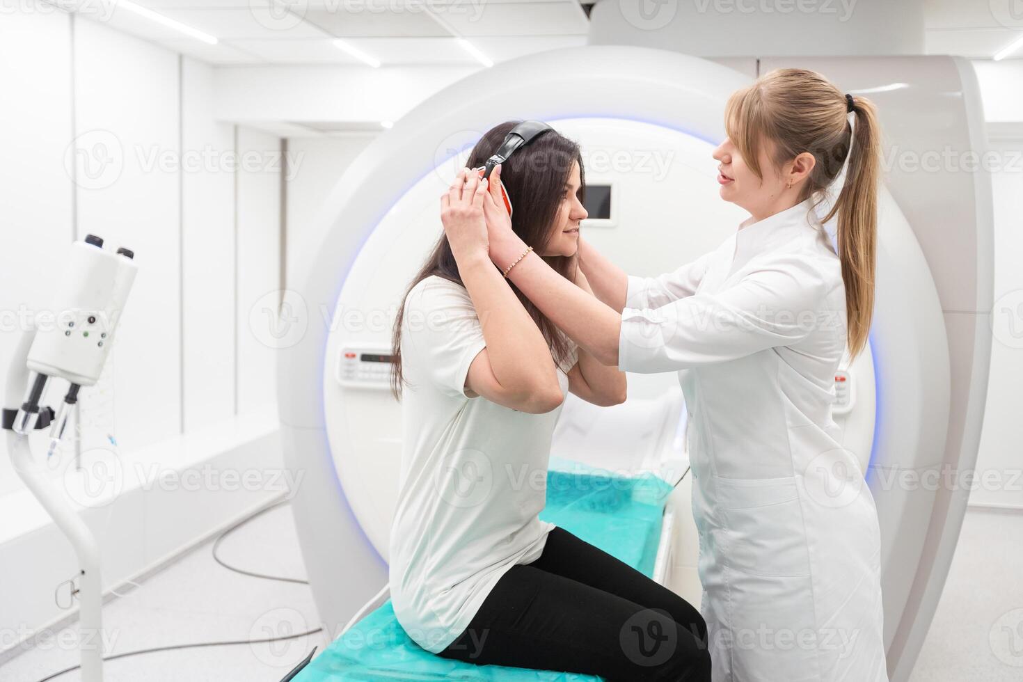 médico ct ou mri Varredura com uma paciente dentro a moderno hospital laboratório. interior do radiografia departamento. tecnologicamente avançado equipamento dentro branco sala. magnético ressonância diagnóstico máquina foto