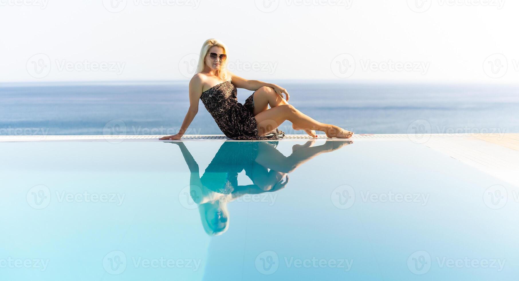 mulher perto a piscina. de natação piscina em viagem feriados período de férias. beleza, bem-estar, estilo de vida foto