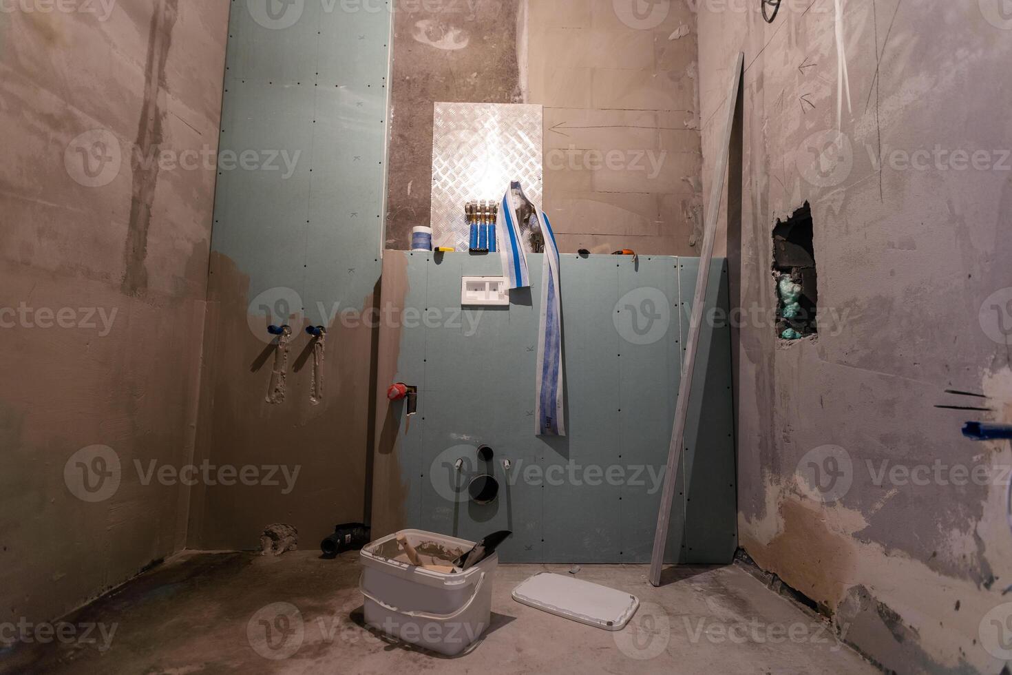 instalando gesso placa de gesso drywall para dentro paredes dentro Novo casa é debaixo construção foto