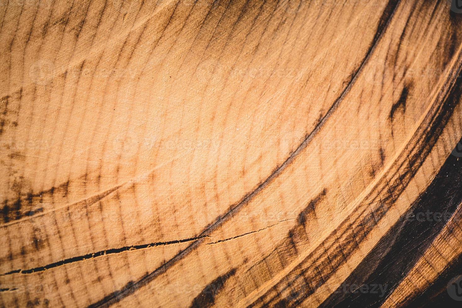 corte de madeira de bordo queimado e detalhe superaquecido foto