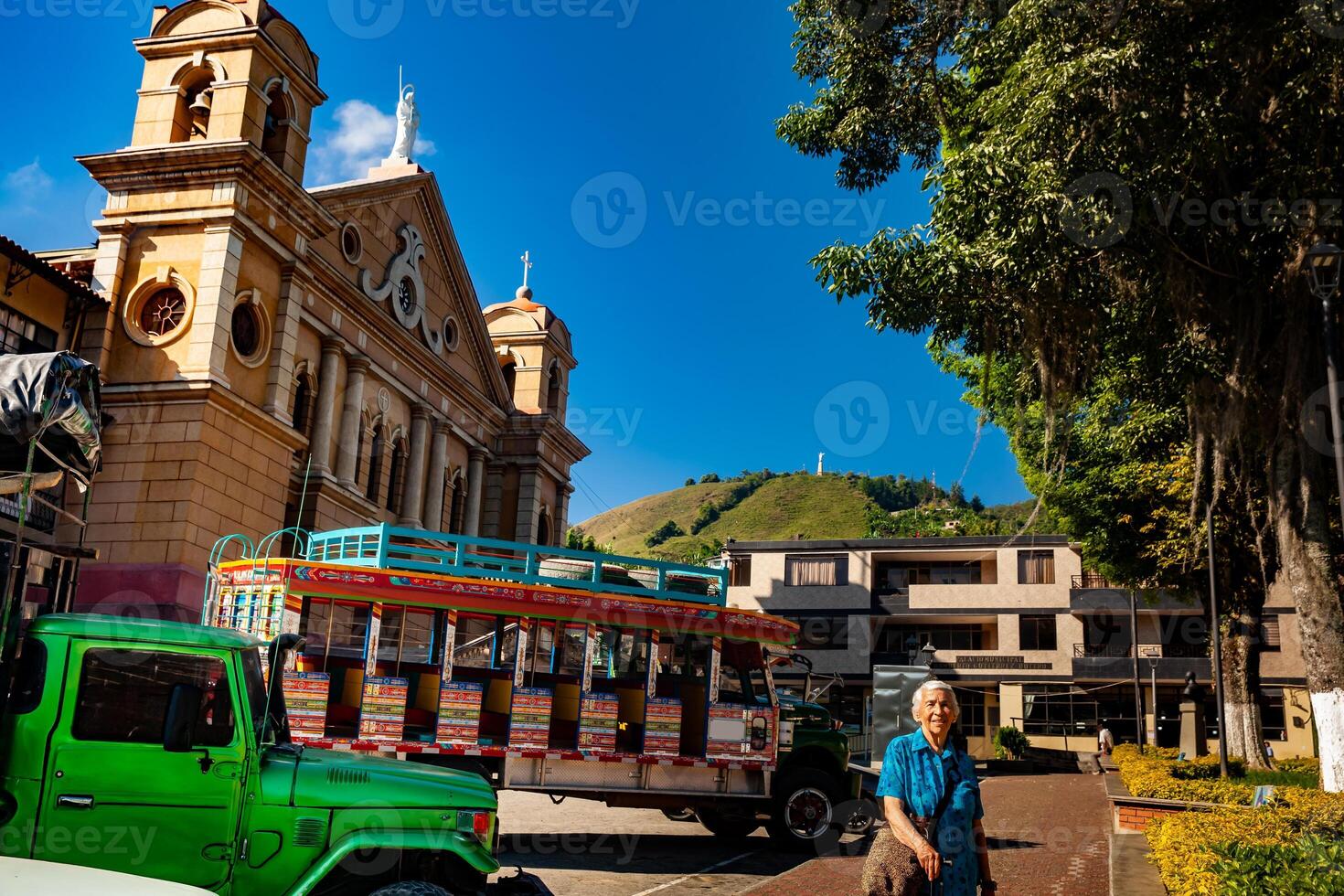 Senior mulher turista às a central quadrado do a lindo pequeno Cidade do pacora dentro a departamento do Caldas dentro Colômbia foto