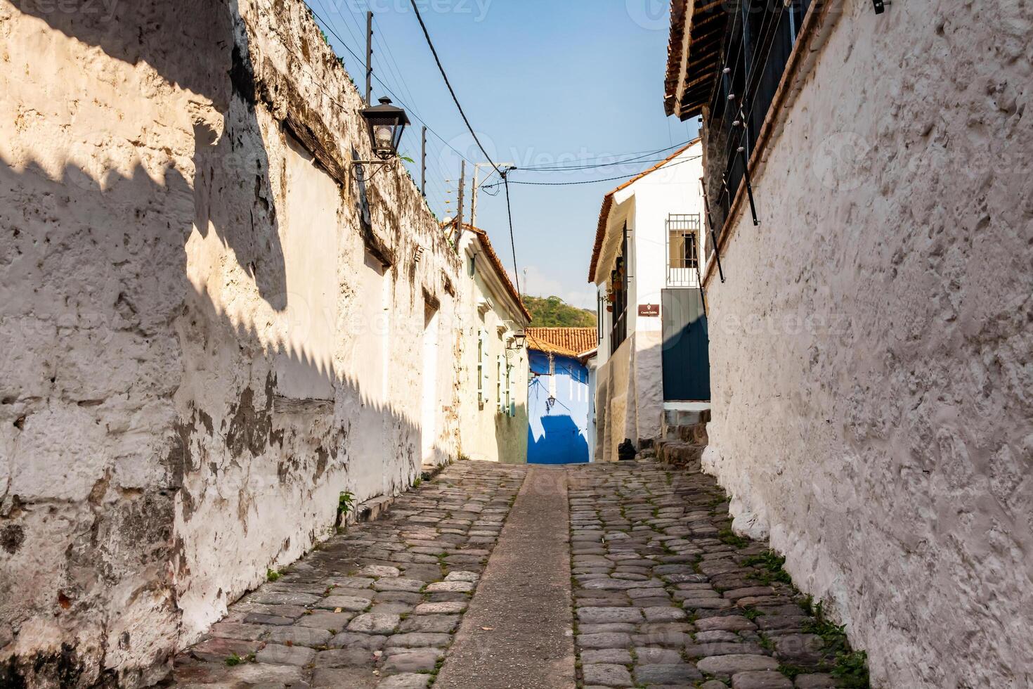 famoso histórico rua do armadilhas localizado dentro a histórico Centro do a herança Cidade do honda dentro a departamento do tolima dentro Colômbia foto