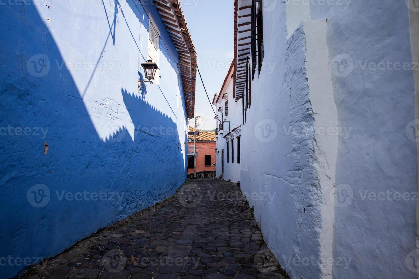 famoso histórico rua do armadilhas localizado dentro a histórico Centro do a herança Cidade do honda dentro a departamento do tolima dentro Colômbia foto