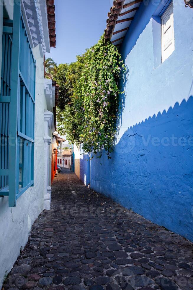 famoso histórico rua do armadilhas localizado dentro a histórico Centro do a herança Cidade do honda dentro a departamento do tolima dentro Colômbia foto