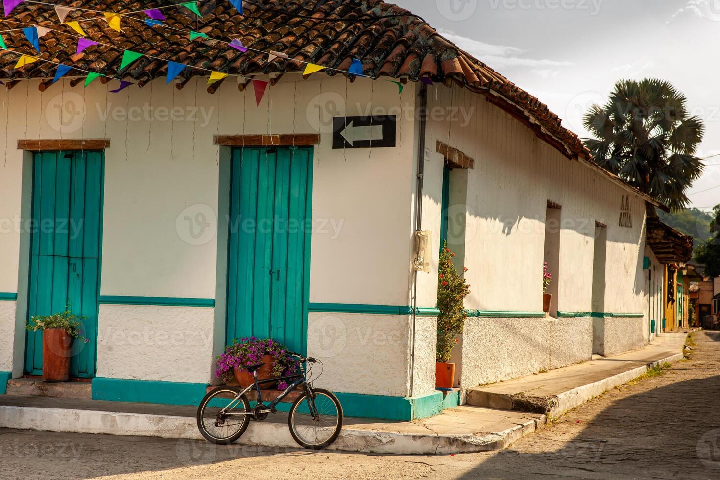 lindo Antiguidade ruas do a herança Cidade do honda localizado dentro a departamento do tolima dentro Colômbia foto