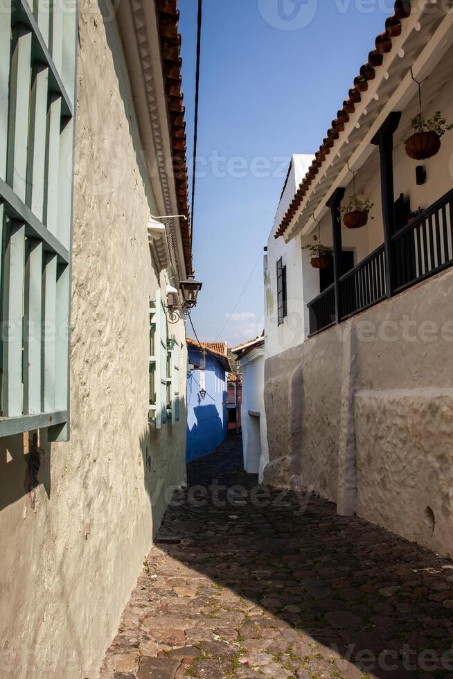 famoso histórico rua do armadilhas localizado dentro a histórico Centro do a herança Cidade do honda dentro a departamento do tolima dentro Colômbia foto