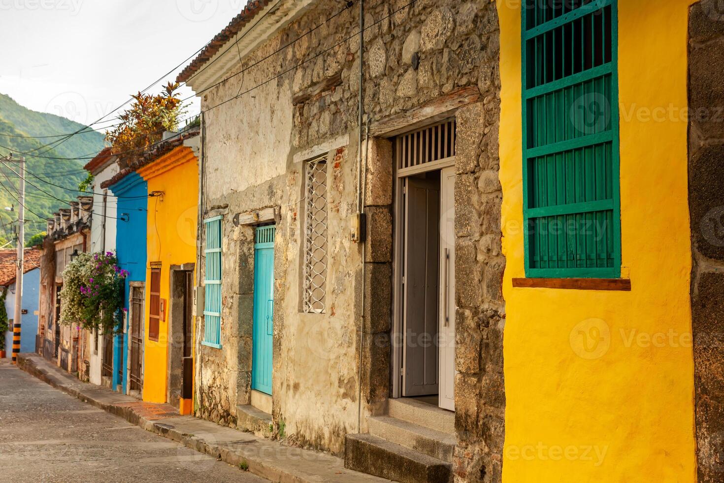 lindo Antiguidade ruas do a herança Cidade do honda localizado dentro a departamento do tolima dentro Colômbia foto