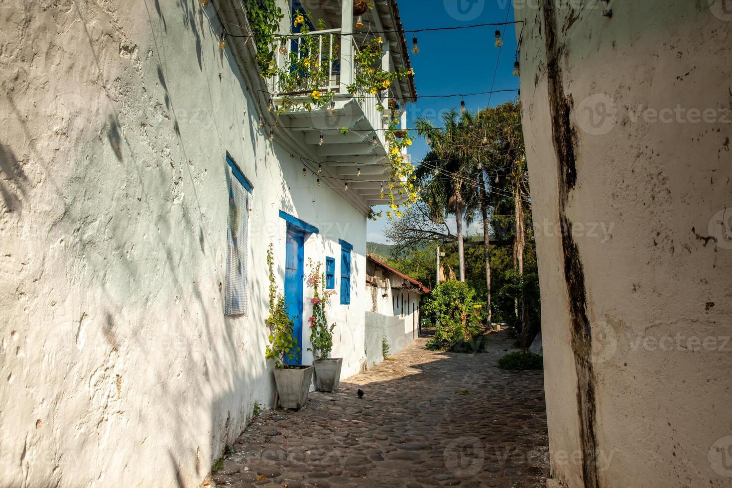 lindo Antiguidade ruas do a herança Cidade do honda localizado dentro a departamento do tolima dentro Colômbia foto