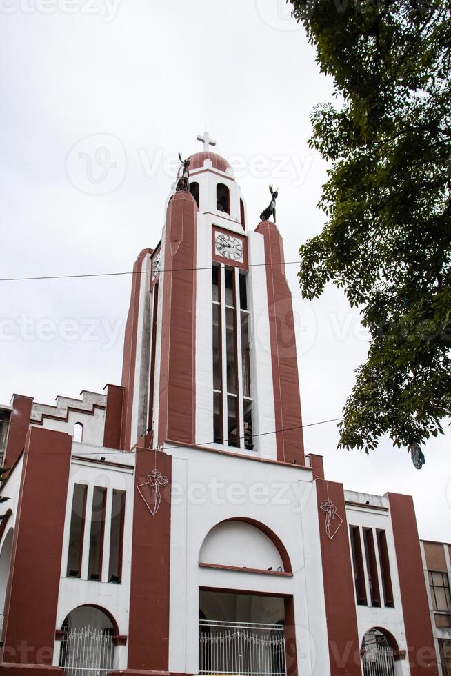 Igreja do perpétuo Socorro às a central quadrado do a pequeno Cidade do Fresno dentro a departamento do tolima dentro Colômbia foto