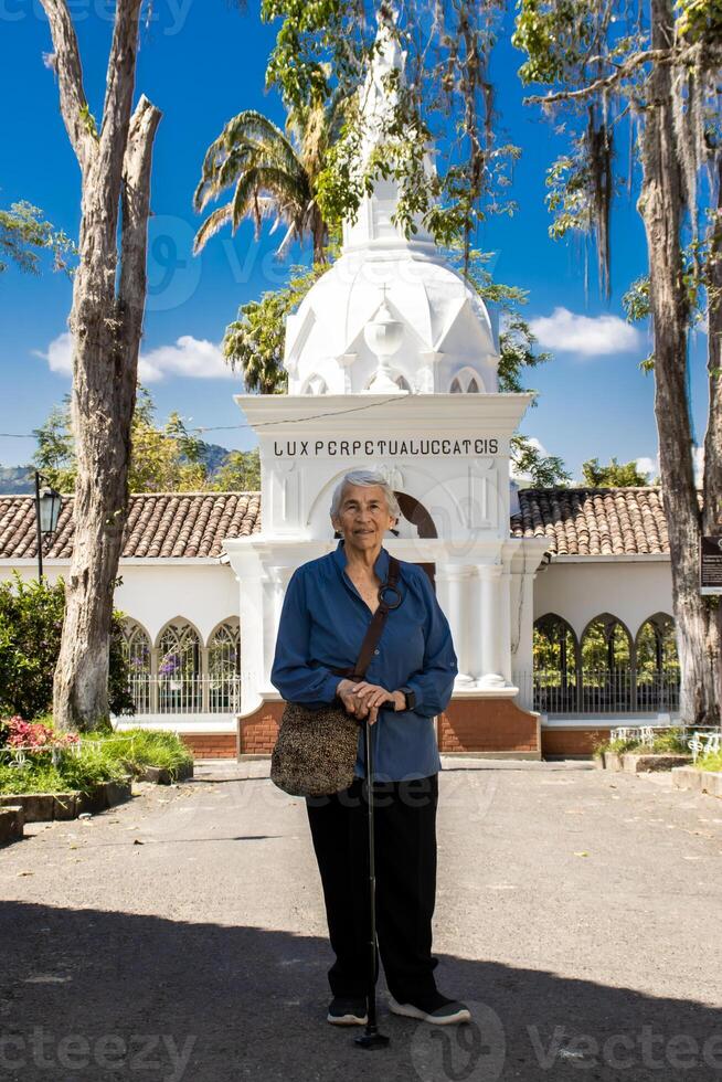 Senior mulher turista às a lindo herança Cidade do salamina dentro a departamento do Caldas dentro Colômbia foto