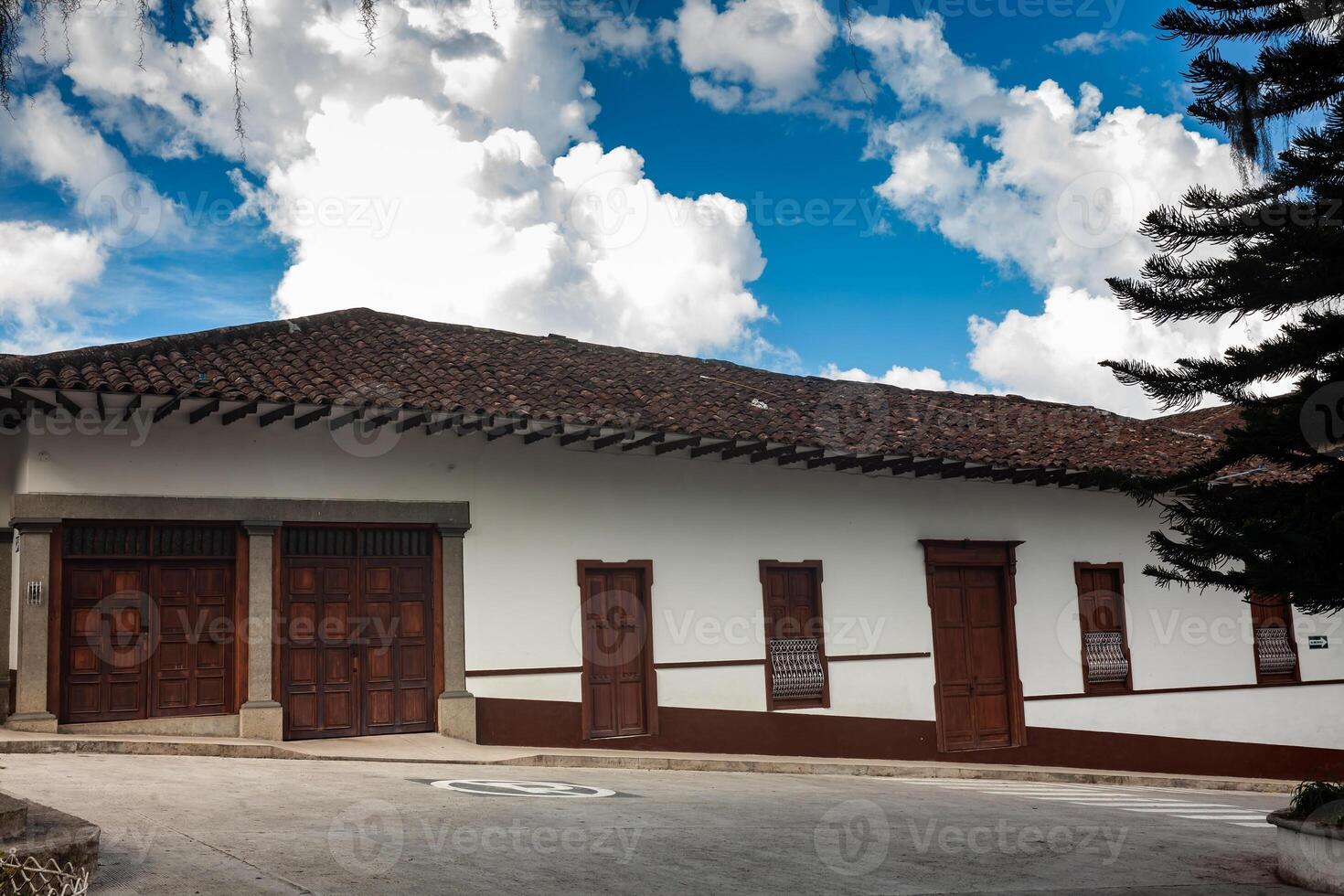 lindo ruas às a histórico centro da cidade do a herança Cidade do salamina localizado às a Caldas departamento dentro Colômbia. foto