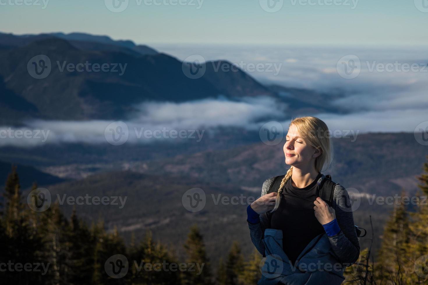 mulher curtindo o ar puro das montanhas durante uma caminhada até o cume do richardson foto