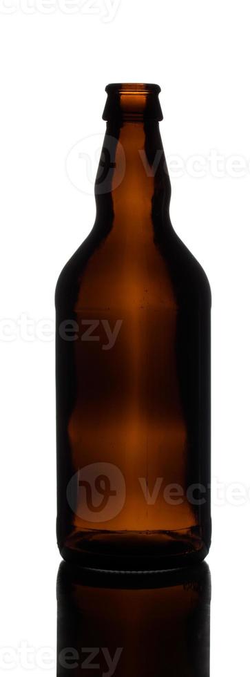 detalhe da garrafa de cerveja marrom isolada no branco foto