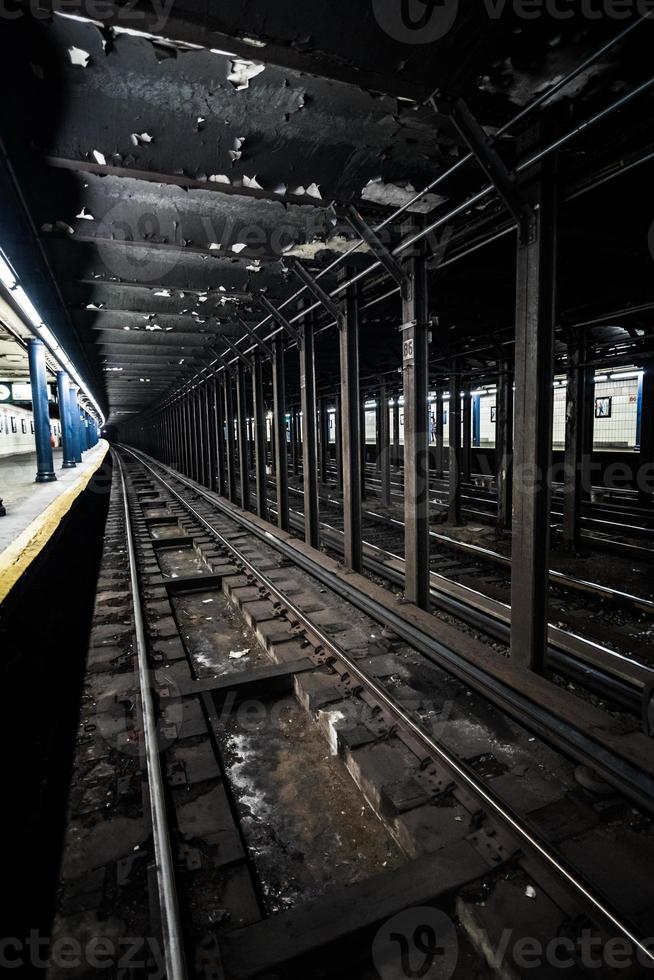 estação de metrô vazia subterrânea doca em nova york na árvore de linha. foto