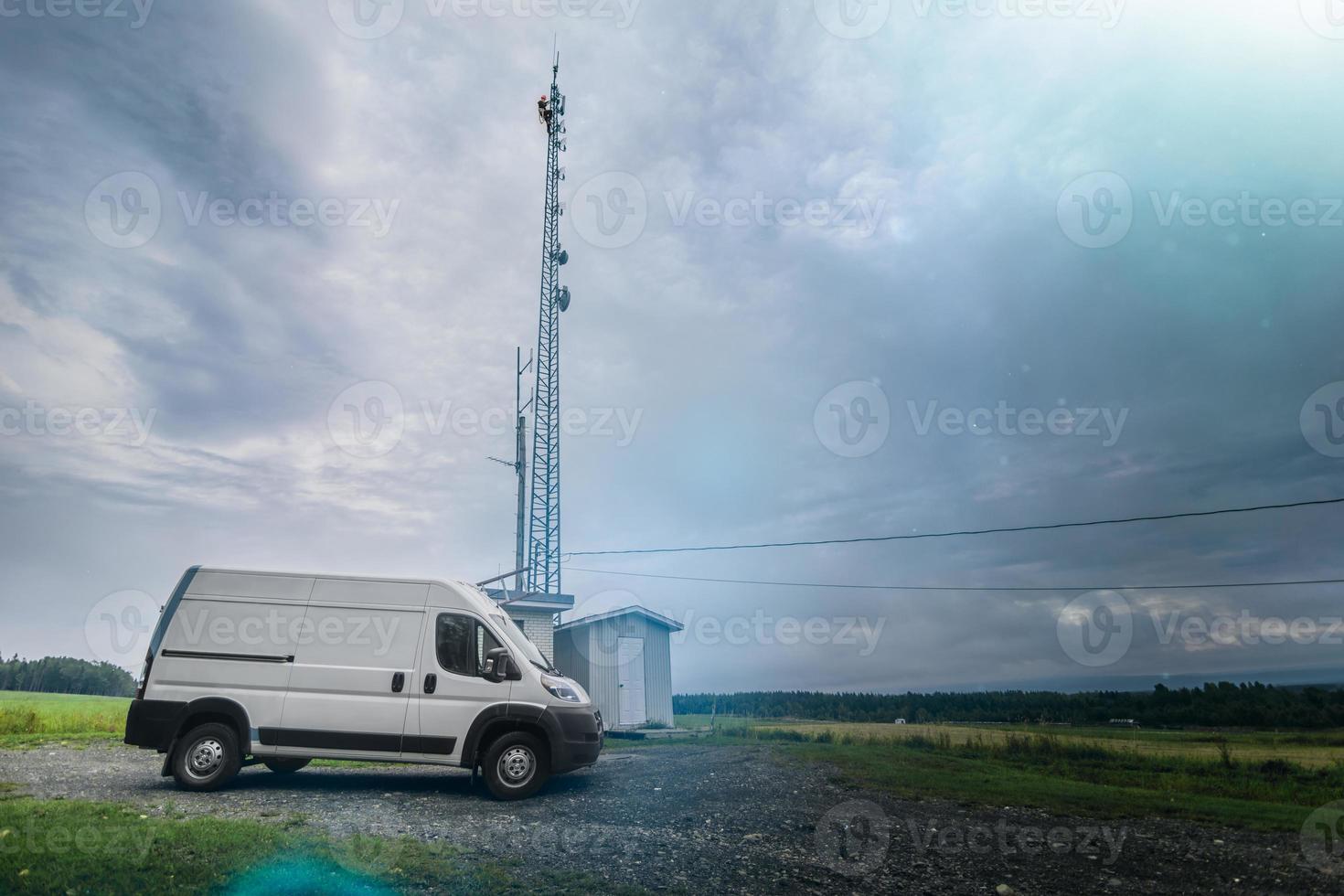 técnico trabalhando na torre foto