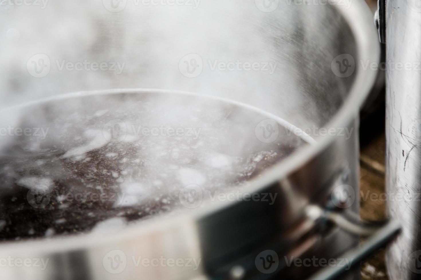 mosto de cerveja artesanal na chaleira de fervura foto