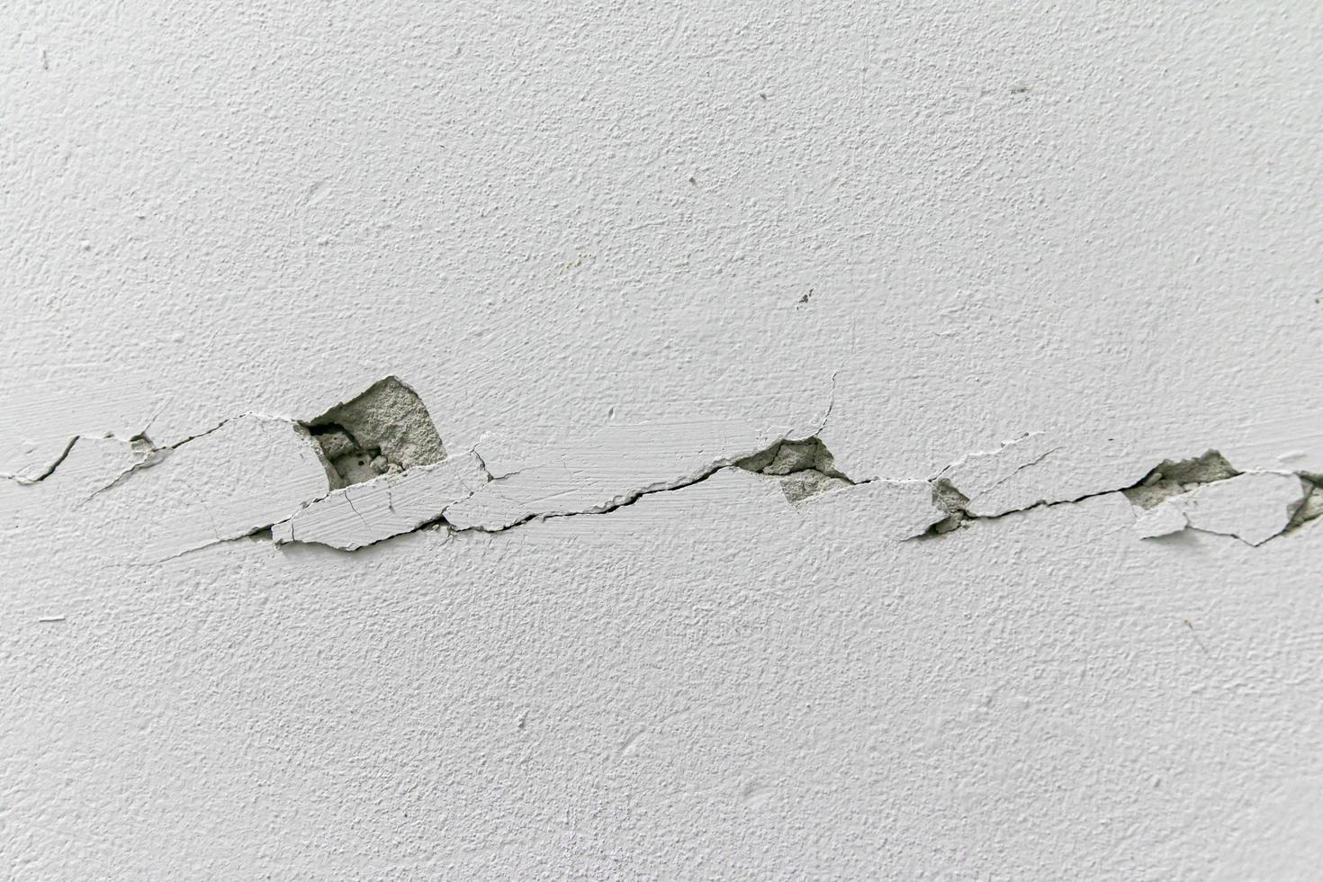 rachaduras na parede de cimento parede de cimento branco foto