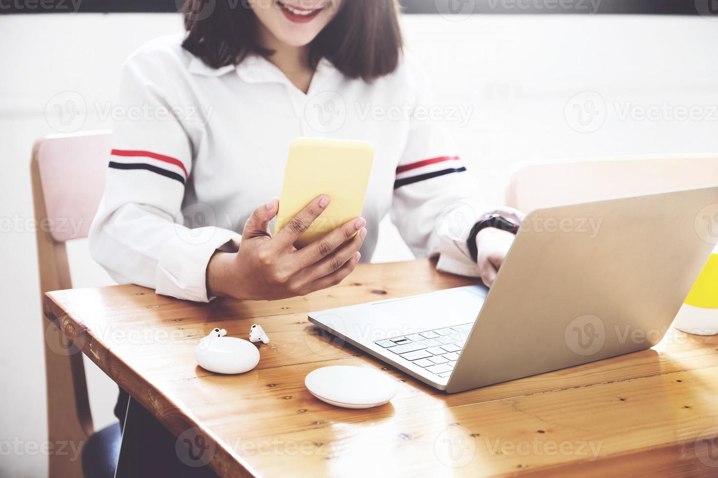 conceito freelance, feminino usando smartphone e computadores para projetar o trabalho conforme solicitado pelos clientes. foto