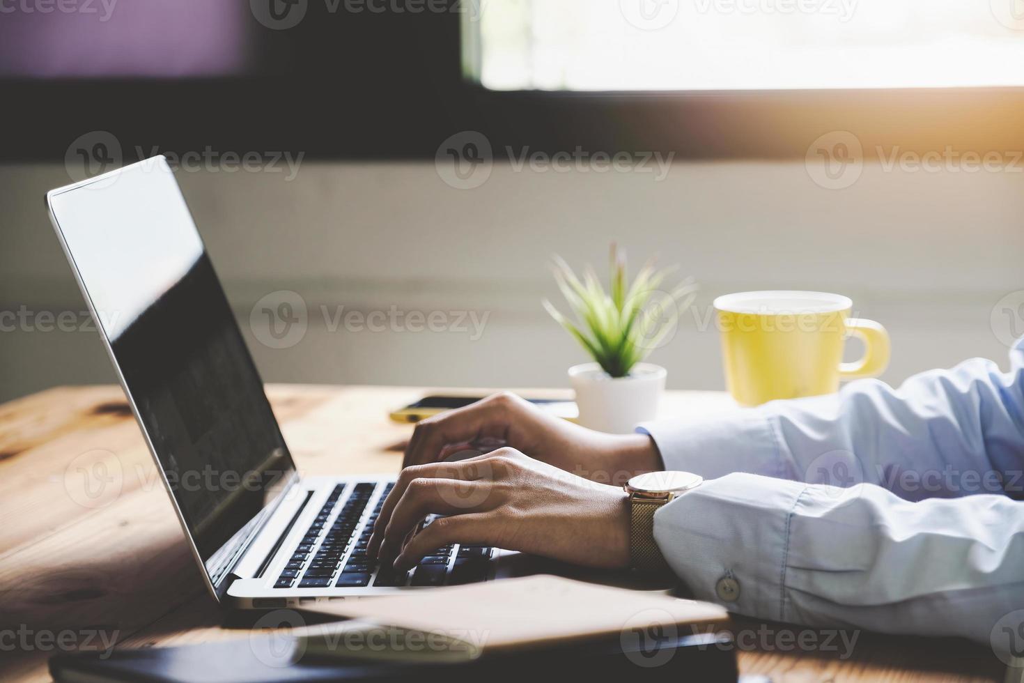 conceito freelance, feminino usando computadores para projetar trabalhos conforme solicitado pelos clientes. foto