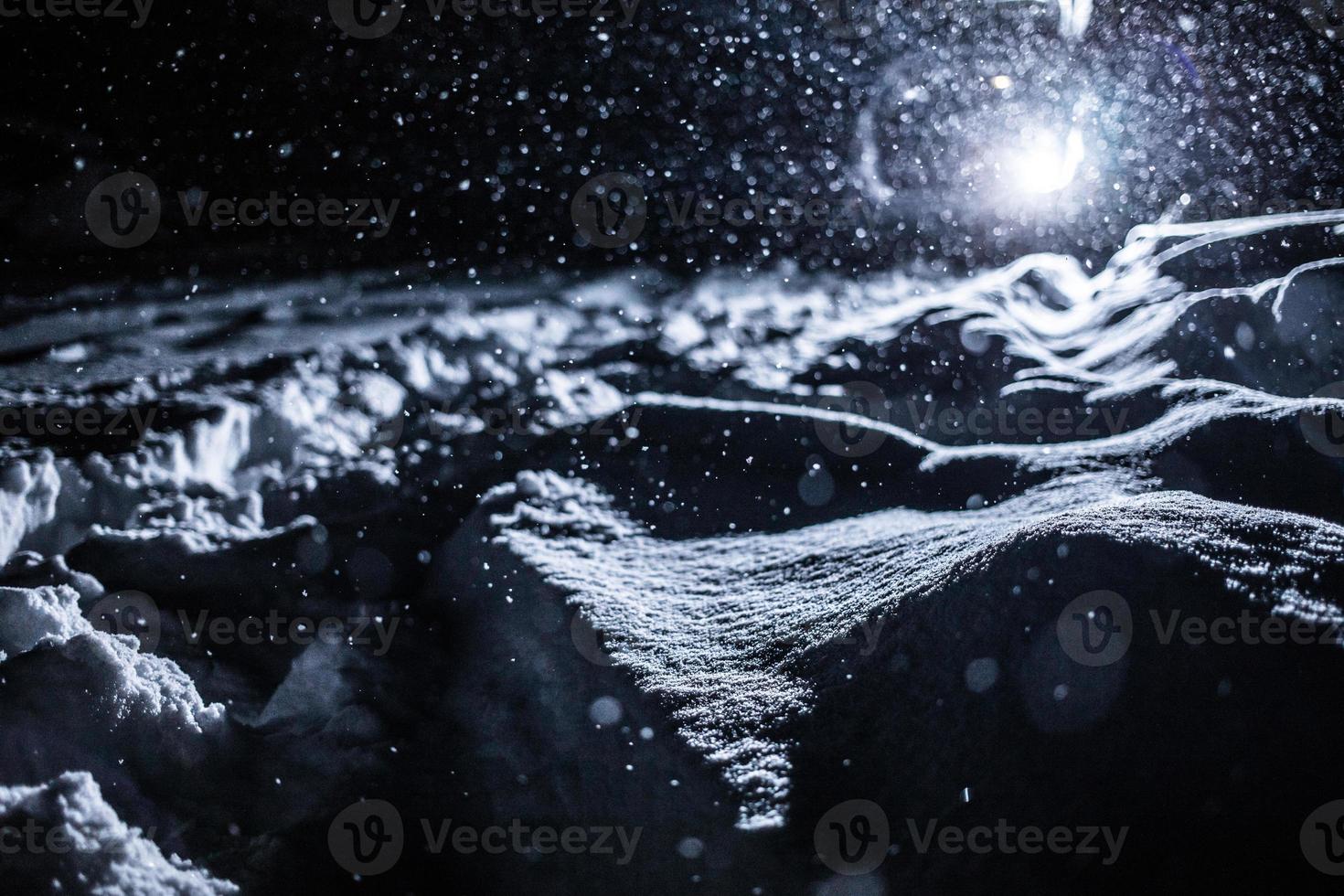 textura de neve iluminada por trás durante tempestade de neve à noite foto