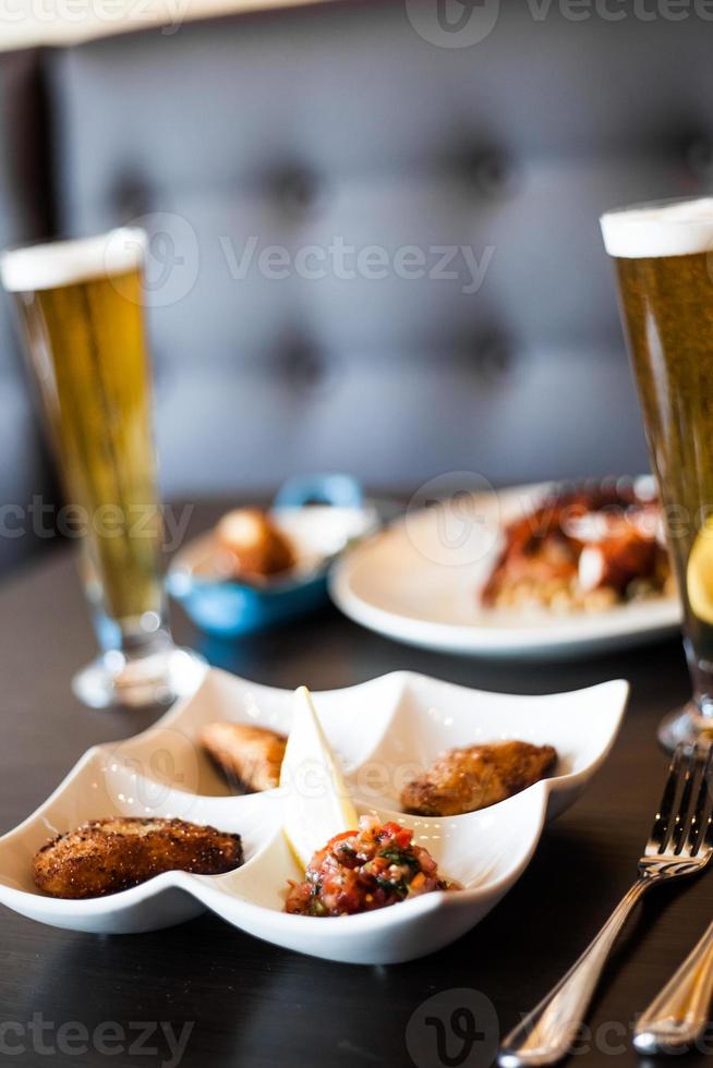 comida tradicional portuguesa na mesa foto