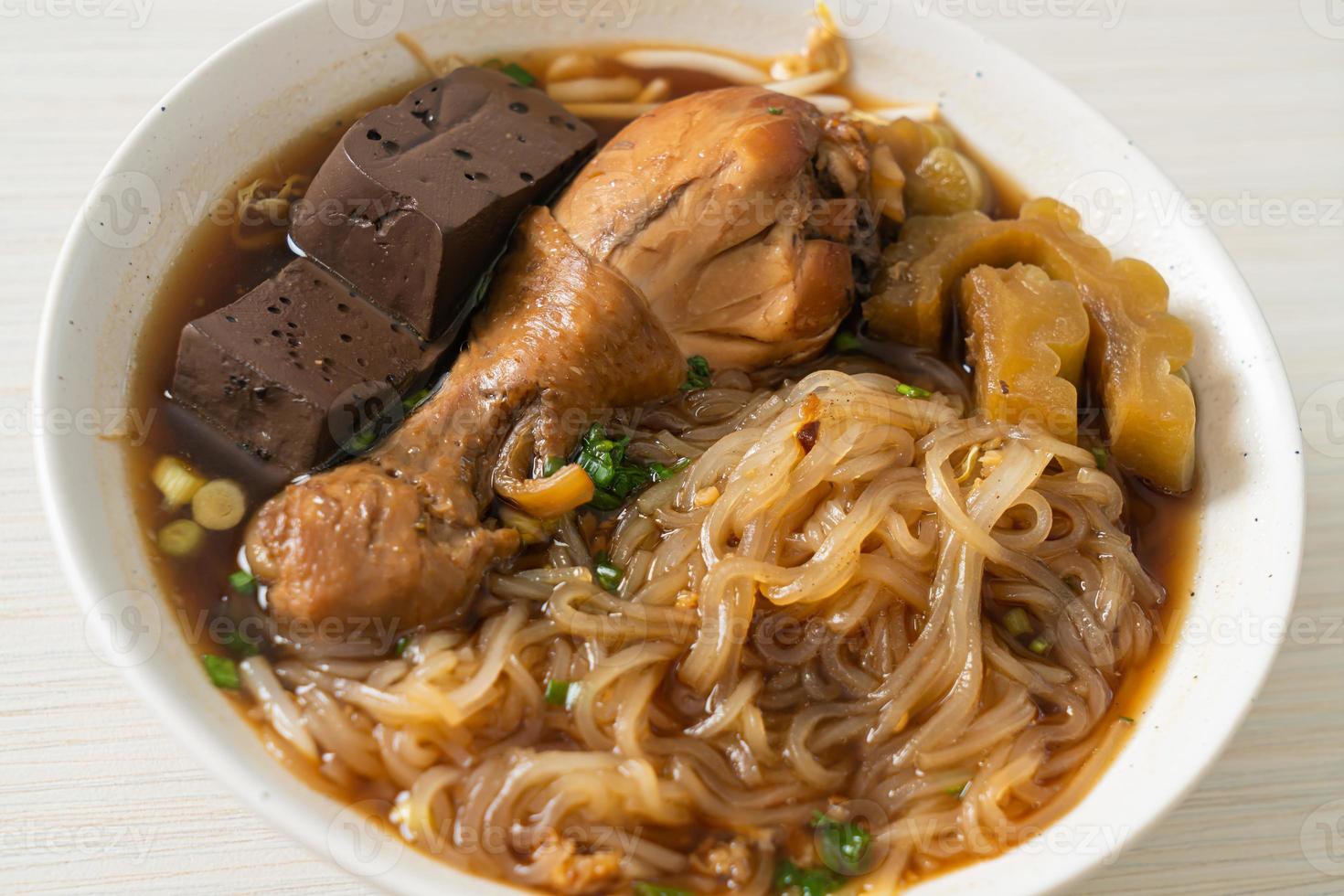 tigela de sopa de macarrão com frango estufado foto