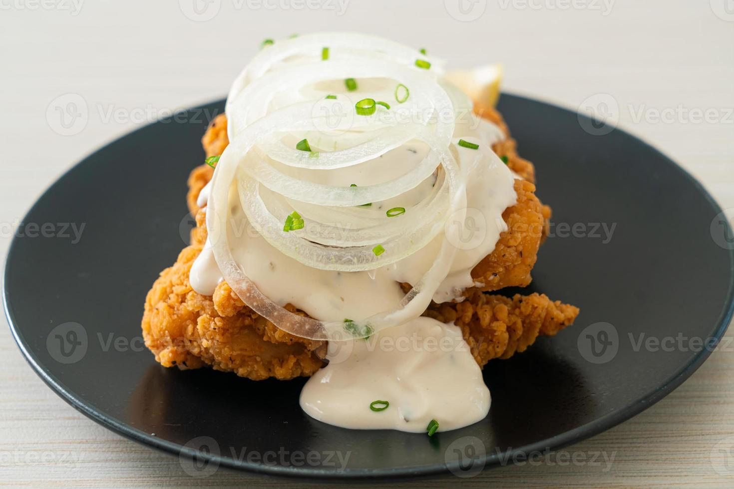 frango com cebola da neve ou frango frito com molho cremoso de cebola foto