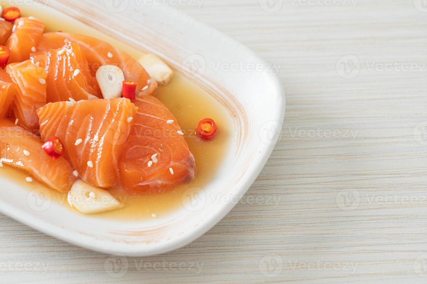 salmão fresco shoyu marinado cru ou molho de soja em conserva de salmão foto