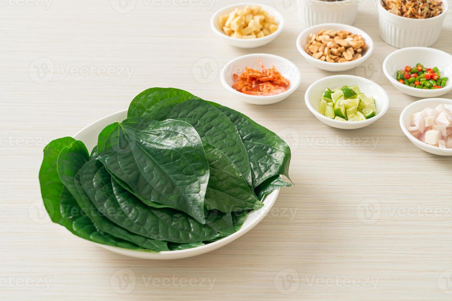 miang kham - um aperitivo de folha real foto