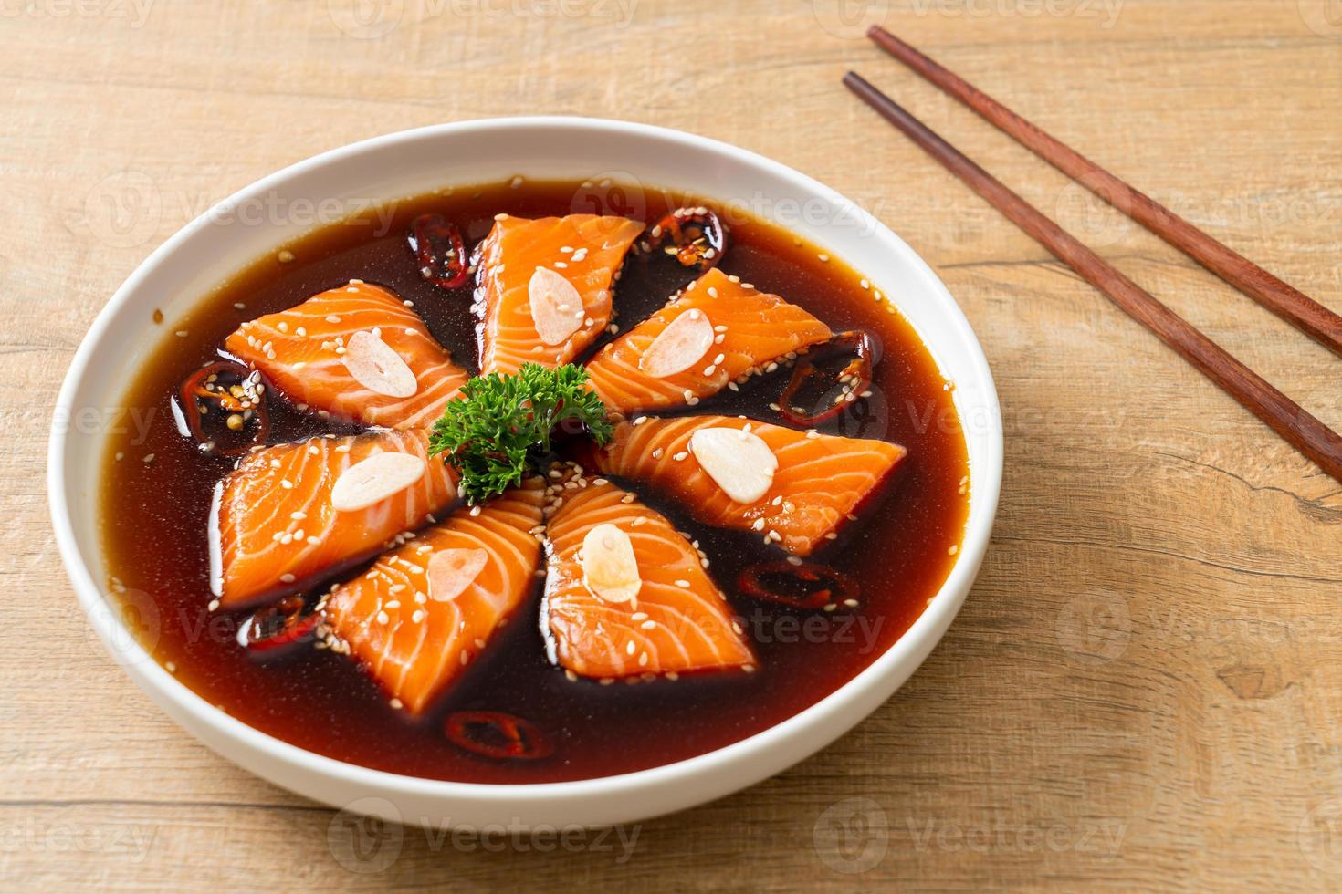 shoyu marinado de salmão ou molho de soja em conserva de salmão foto