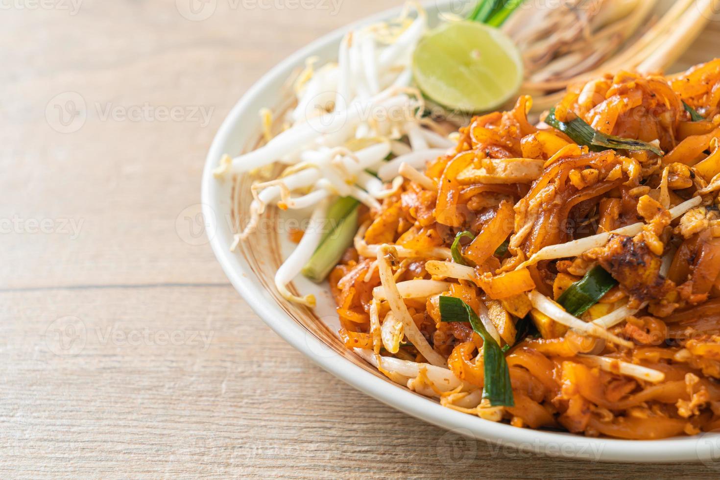 macarrão frito com tofu e couve ou pad thai foto